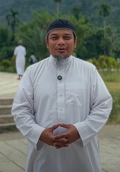 Portrait of Dr. Aspri Rahmat Azai giving a lecture